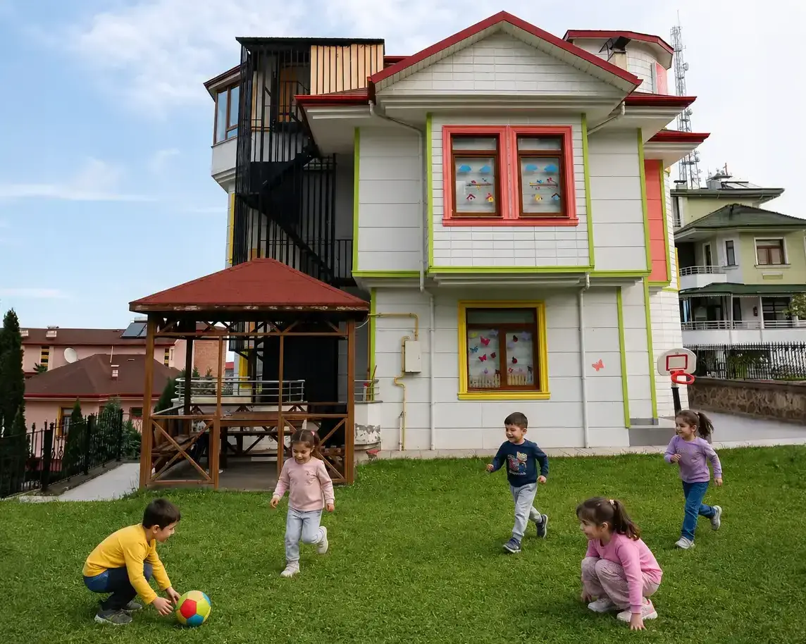 Boztepe Pembe Köşk bahçesinde oyun zamanı